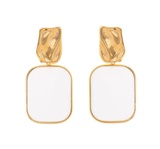 Craque pour ces boucles d’oreilles, en acier inoxydable et plaqué or, ultra stylées qui ajoutent du caractère à n’importe quelle tenue.
Leur design minimaliste, sublimé par un rectangle audacieux, est parfait pour celles qui aiment se démarquer avec classe. Que tu choisisses le blanc, le bleu ou le rose, ces boucles d’oreilles vont devenir ton accessoire fétiche pour terminer ton look.