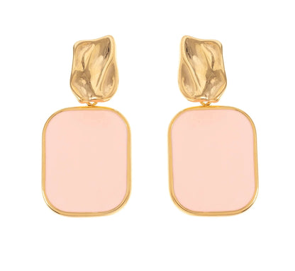 Craque pour ces boucles d’oreilles, en acier inoxydable et plaqué or, ultra stylées qui ajoutent du caractère à n’importe quelle tenue.
Leur design minimaliste, sublimé par un rectangle audacieux, est parfait pour celles qui aiment se démarquer avec classe. Que tu choisisses le blanc, le bleu ou le rose, ces boucles d’oreilles vont devenir ton accessoire fétiche pour terminer ton look.