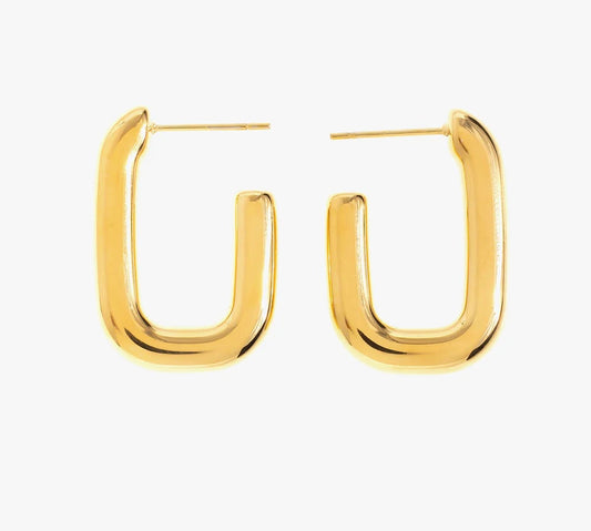 Opte pour un look moderne et audacieux avec ces boucles d'oreilles carrées, en acier inoxydable et plaqué or. Leur design géométrique et leur finition lisse ont pour effet un coté à la fois minimaliste et sophistiqué. Ces bijoux sont parfaits pour les femmes qui aiment se démarquer avec élégance. Porte-les au quotidien ou pour une soirée chic, et ajoute une touche de caractère à n’importe quelle tenue.

