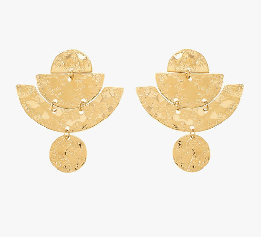 Laisse-toi séduire par ces boucles d'oreilles au design martelé et géométrique ultra tendance, en acier inoxydable et plaqué or. Composées de demi-cercles et de médaillons texturés, elles apportent une touche d'originalité à ton look. Ces boucles sont parfaites pour ajouter du caractère à tes tenues, que ce soit pour une journée décontractée ou une soirée glamour. Ose l’audace avec ces bijoux.
