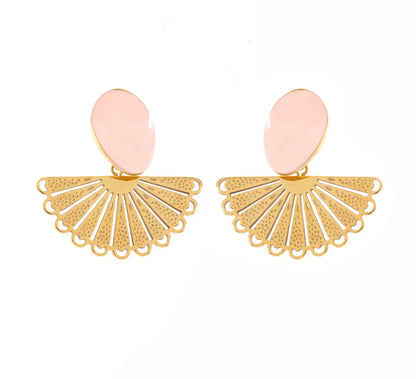 Élégance et originalité s'invitent dans ton quotidien avec ces boucles d’oreilles en éventail, en acier inoxydable et plaqué or. 
Leur design unique combine un ovale coloré et une délicate structure en éventail finement ajourée, créant un contraste parfait. Disponibles en bleu, blanc, rose ou noir, ces boucles d'oreilles s'adaptent à toutes tes envies. Que tu sois en quête de douceur ou de caractère, ces boucles d'oreilles deviendront vite un essentiel de ta collection.