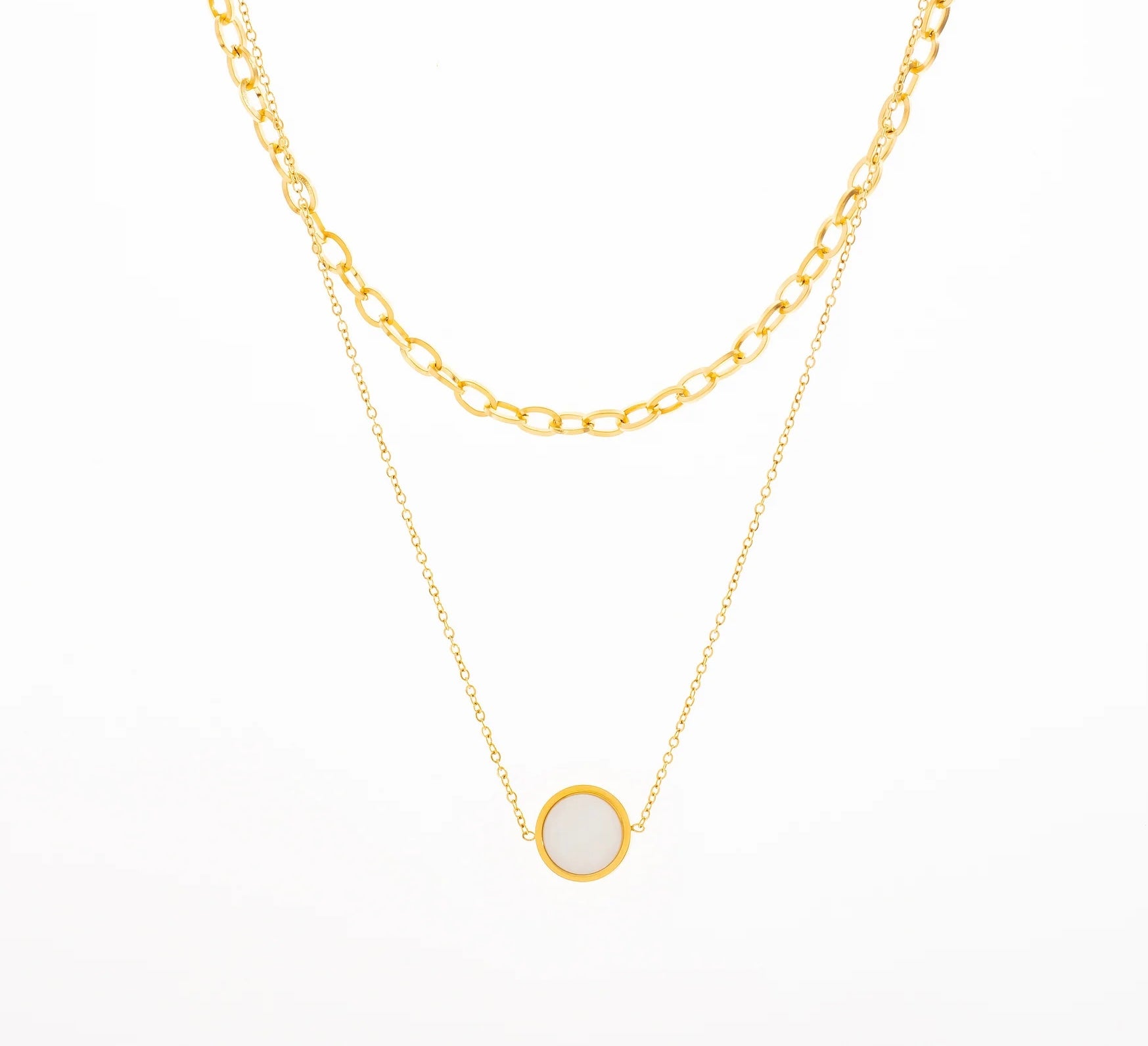 Avec son design, ce bijou, en acier inoxydable et plaqué or, est un incontournable pour toutes celles qui aiment la simplicité avec une touche d’originalité. La première chaîne, fine et délicate, est ornée d’un pendentif circulaire nacré. La seconde chaîne, avec ses maillons légèrement plus larges, ajoute un contraste parfaitement équilibré, pour un effet "wow". Ce collier est parfait pour un look quotidien, ou pour ajouter une touche délicate à une tenue de soirée.