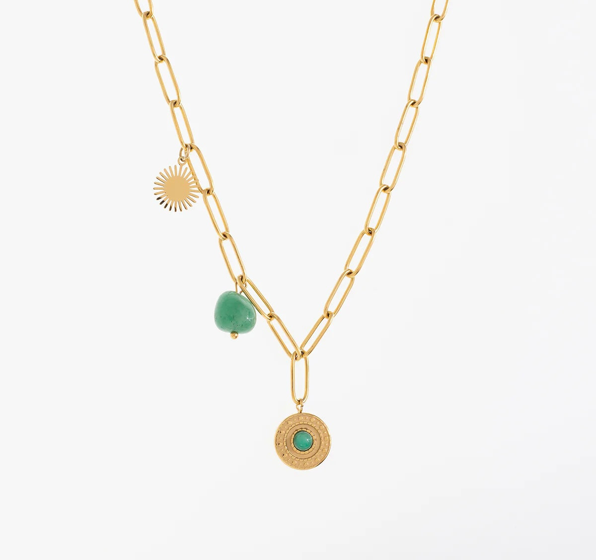 Découvre ce magnifique collier, en acier inoxydable et plaqué or, qui associe la maille rectangle allongée à la beauté de l’aventurine avec ses trois pendentifs uniques. Le Charme Soleil : un petit pendentif doré en forme de soleil, qui ajoute une touche éclatante à l’ensemble. La Pierre Aventurine : naturelle et authentique, cette pierre verte apporte une note de fraîcheur à ton look. Le Médaillon Gravé : orné d’une pierre au centre, ce médaillon circulaire ajoute une dimension bohème