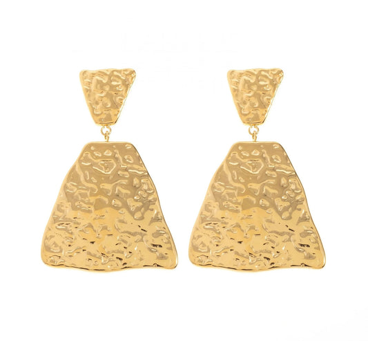 Laisse-toi tenter par l'élégance brute de ces boucles d'oreilles au design martelé, en acier inoxydable et plaqué or. Leur forme géométrique audacieuse, associée à une texture irrégulière, évoque un esprit artisanal tout en restant chic. Ces boucles apportent une touche de caractère à n’importe quelle tenue. Une pièce incontournable pour un style affirmé.