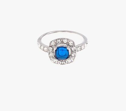 Laisse-toi envoûter par cette bague, en acier inoxydable et plaqué or ! L’anneau est délicatement serti de zircons étincelants, tandis qu’au centre, un carré orné de zircons encadre une magnifique pierre couleur saphir pour la bague en argent et cristal pour la bague en or. Que tu choisisses l’argent ou l’or, cette bague ajoute une touche de luxe et d’élégance à ton look. C’est l’accessoire parfait pour faire briller tes mains avec style et sophistication. Ne rate pas l’occasion de te l’offrir !