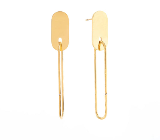 Opte pour l'élégance avec ces boucles d’oreilles minimalistes au design allongé et épuré, en acier inoxydable et plaqué or. Leur silhouette géométrique, composée d’une plaque dorée et d’un anneau fin suspendu, apporte une touche d’avant-garde à tes tenues. Légères et faciles à porter, elles sublimeront ton look en toute discrétion.