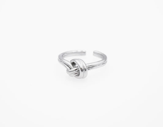 Adopte un look stylé avec notre bague nœud en argent, acier inoxydable. Son design épuré et son nœud délicat apportent une touche d’élégance discrète à ton quotidien. Confortable et ajustable, c’est le bijou parfait pour un style chic et minimaliste. Laisse-toi tenter par ce petit détail qui fait toute la différence!