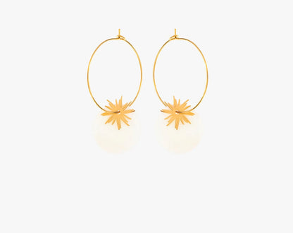 Laisse-toi séduire par ces boucles d'oreilles créoles au design raffiné et minimaliste, en acier inoxydable et plaqué or. Ces boucles d'oreilles se distinguent par leur fine structure circulaire, avec un pendentif blanc nacré et au centre, une étoile est suspendue. Légères et aériennes, elles s'adaptent aussi bien à une tenue décontractée qu'à un look plus sophistiqué.