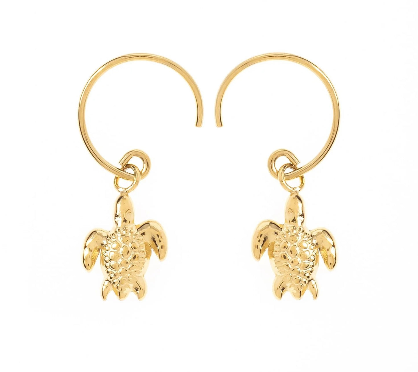 Ajoute une touche d'exotisme à ton look avec ces adorables boucles d'oreilles tortue, en acier inoxydable et plaqué or. Chaque boucle présente un pendentif en forme de petite tortue, finement détaillée pour un rendu à la fois mignon et élégant. Prête à adopter ces petits trésors qui te feront voyager à chaque instant ?