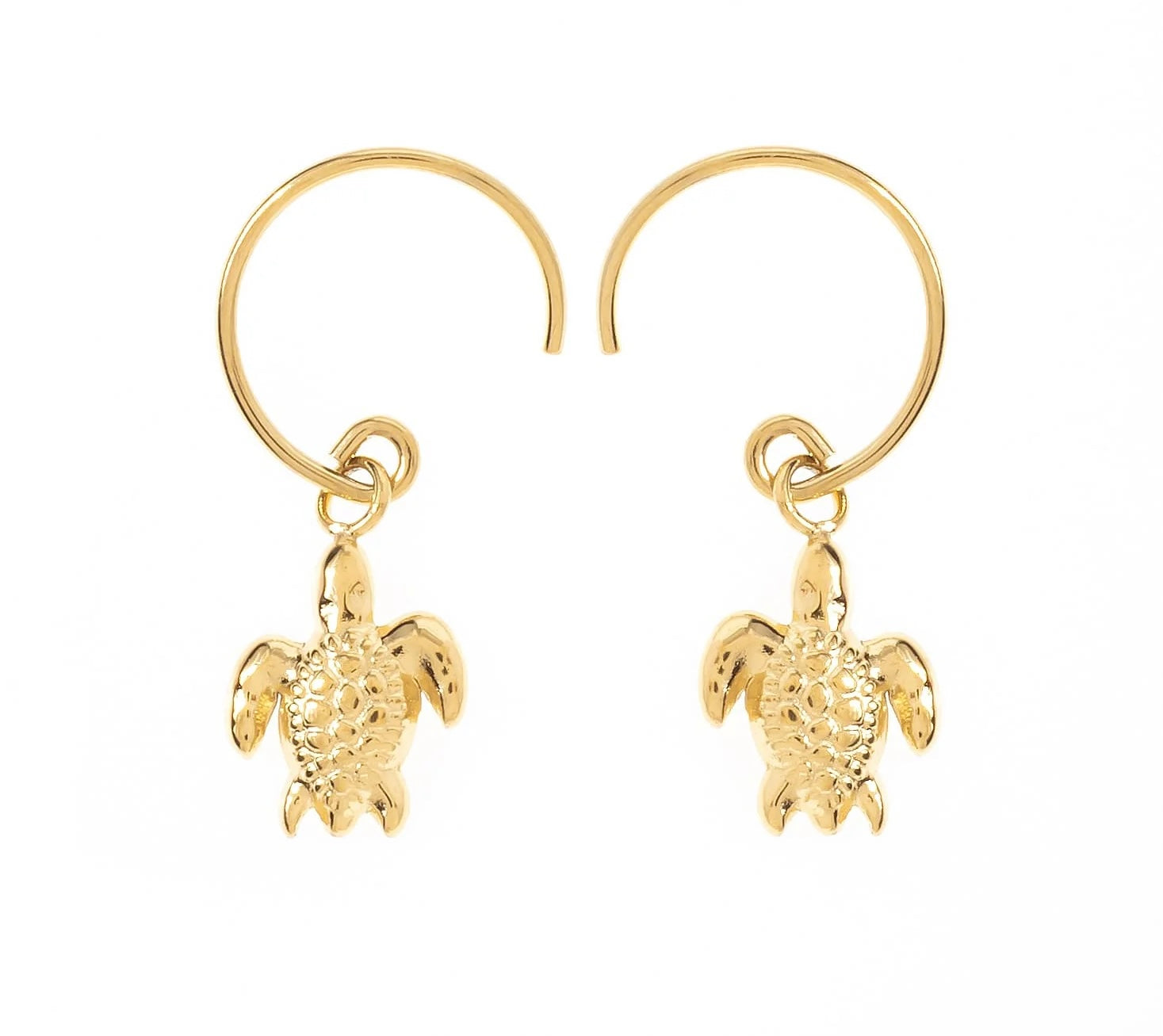 Ajoute une touche d'exotisme à ton look avec ces adorables boucles d'oreilles tortue, en acier inoxydable et plaqué or. Chaque boucle présente un pendentif en forme de petite tortue, finement détaillée pour un rendu à la fois mignon et élégant. Prête à adopter ces petits trésors qui te feront voyager à chaque instant ?