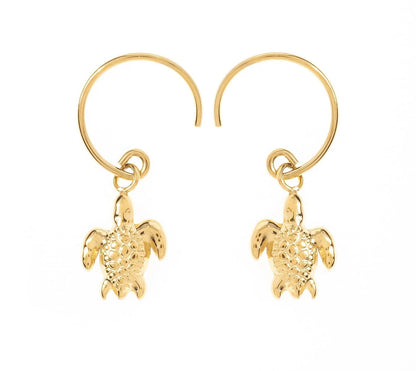 Ajoute une touche d'exotisme à ton look avec ces adorables boucles d'oreilles tortue, en acier inoxydable et plaqué or. Chaque boucle présente un pendentif en forme de petite tortue, finement détaillée pour un rendu à la fois mignon et élégant. Prête à adopter ces petits trésors qui te feront voyager à chaque instant ?