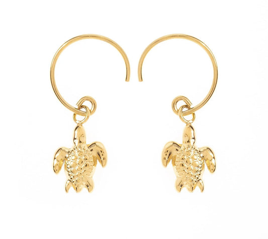Ajoute une touche d'exotisme à ton look avec ces adorables boucles d'oreilles tortue, en acier inoxydable et plaqué or. Chaque boucle présente un pendentif en forme de petite tortue, finement détaillée pour un rendu à la fois mignon et élégant. Prête à adopter ces petits trésors qui te feront voyager à chaque instant ?