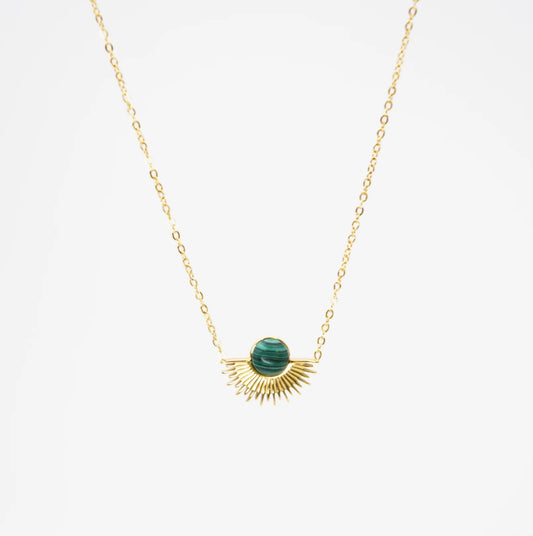 Laisse-toi séduire par ce collier, en acier inoxydable, plaqué or, d’inspiration solaire, orné d'une sublime pierre de malachite. Avec sa chaîne fine en maille forçat, ce bijou incarne à la fois la simplicité et l'élégance naturelle. Un must-have pour celles qui souhaitent briller en toute occasion. Adopte-le sans plus attendre pour un style rayonnant et plein de personnalité !