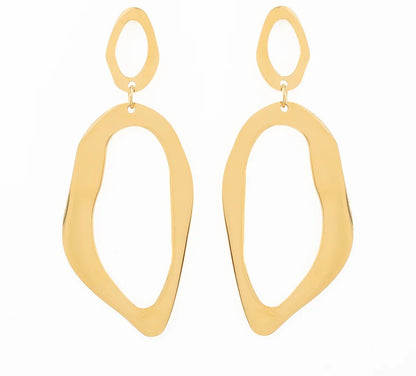 Adopte un style minimaliste et moderne avec ces boucles d’oreilles, en acier inoxydable et plaqué or, aux formes organiques et asymétriques. Leur design épuré, composé de deux anneaux irréguliers suspendus, joue sur la fluidité des lignes. Finition ultra-brillante, elles sont légères et parfaites pour sublimer tes tenues. L'accessoire must-have pour les amatrices de style chic.
