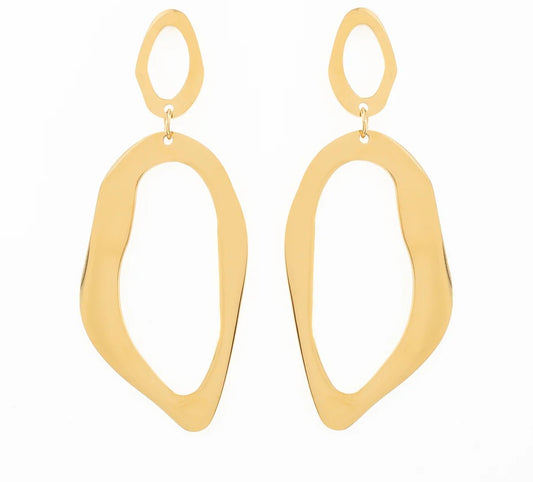 Adopte un style minimaliste et moderne avec ces boucles d’oreilles, en acier inoxydable et plaqué or, aux formes organiques et asymétriques. Leur design épuré, composé de deux anneaux irréguliers suspendus, joue sur la fluidité des lignes. Finition ultra-brillante, elles sont légères et parfaites pour sublimer tes tenues. L'accessoire must-have pour les amatrices de style chic.