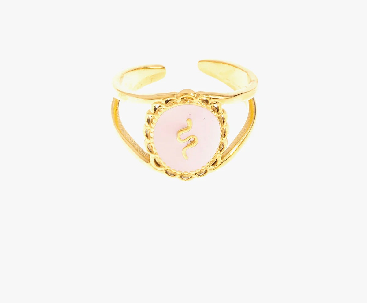 Ajoute une touche d'élégance à ton look avec cette bague ajustable en acier inoxydable et plaqué or. Son design chic se distingue par un médaillon rond rose pâle, délicatement orné d'un serpent doré, symbole de transformation et de puissance. Le contour tressé du médaillon apporte une finition sophistiquée, idéale pour un style jeune et branché. Porte-la seule pour un effet subtil ou associe-la à d'autres bagues pour un look tendance et affirmé. 