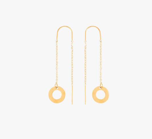 Opte pour l'élégance minimaliste avec ces boucles d'oreilles longues, en acier inoxydable et plaqué or. Leur design épuré se distingue par une fine chaîne délicatement attachée à un anneau doré, créant un mouvement subtil. Légères et discrètes, elles sublimeront ton style sans effort. Alors, prête à craquer pour ce bijou raffiné qui fera la différence ?