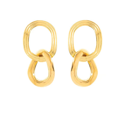 Boucles d’oreilles en acier inoxydable et plaqué or. Le design se compose de deux maillons distincts mais complémentaires. Le premier, de forme ovale, arbore une texture délicatement rainurée. Ces fines rainures, apportent une profondeur visuelle et un relief subtil. Le second maillon, plus large et de forme arrondie, contraste parfaitement avec le premier. Sa surface lisse, offre une brillance miroir. Cette finition impeccable confère au bijou une allure luxueuse et intemporelle. 