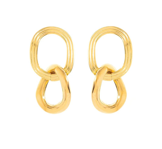 Boucles d’oreilles en acier inoxydable et plaqué or. Le design se compose de deux maillons distincts mais complémentaires. Le premier, de forme ovale, arbore une texture délicatement rainurée. Ces fines rainures, apportent une profondeur visuelle et un relief subtil. Le second maillon, plus large et de forme arrondie, contraste parfaitement avec le premier. Sa surface lisse, offre une brillance miroir. Cette finition impeccable confère au bijou une allure luxueuse et intemporelle. 