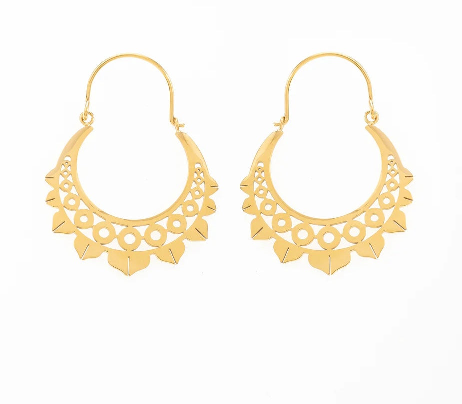 Craque pour ces boucles d’oreilles, en acier inoxydable et plaqué or, conçues pour sublimer ton style. Leur design en forme de demi-lune ajourée, inspiré par des motifs ethniques, apporte une élégance tout en légèreté. Parfaites pour rehausser tes tenues du quotidien ou ajouter un twist sophistiqué à tes soirées. L'accessoire idéal pour une femme audacieuse et sûre d'elle. 