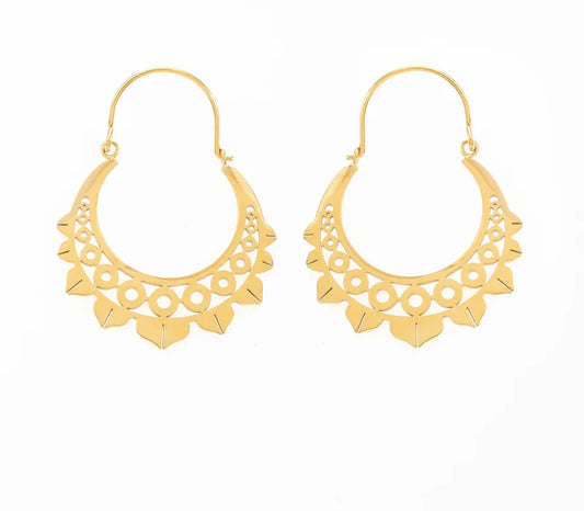Craque pour ces boucles d’oreilles, en acier inoxydable et plaqué or, conçues pour sublimer ton style. Leur design en forme de demi-lune ajourée, inspiré par des motifs ethniques, apporte une élégance tout en légèreté. Parfaites pour rehausser tes tenues du quotidien ou ajouter un twist sophistiqué à tes soirées. L'accessoire idéal pour une femme audacieuse et sûre d'elle. 
