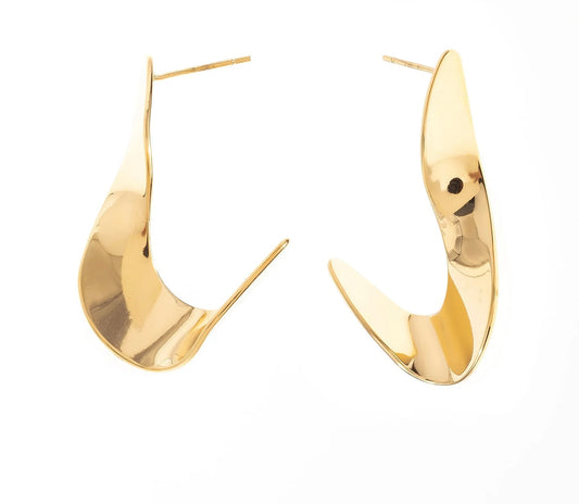 Laisse-toi séduire par l’audace de ces boucles d’oreilles, en acier inoxydable et plaqué or. Leur design asymétrique, fluide et organique, offre un effet visuel dynamique et élégant. Idéales pour une soirée glamour ou pour apporter une note d'originalité à une tenue plus sobre, elles deviendront rapidement l’accessoire incontournable de ta collection.

