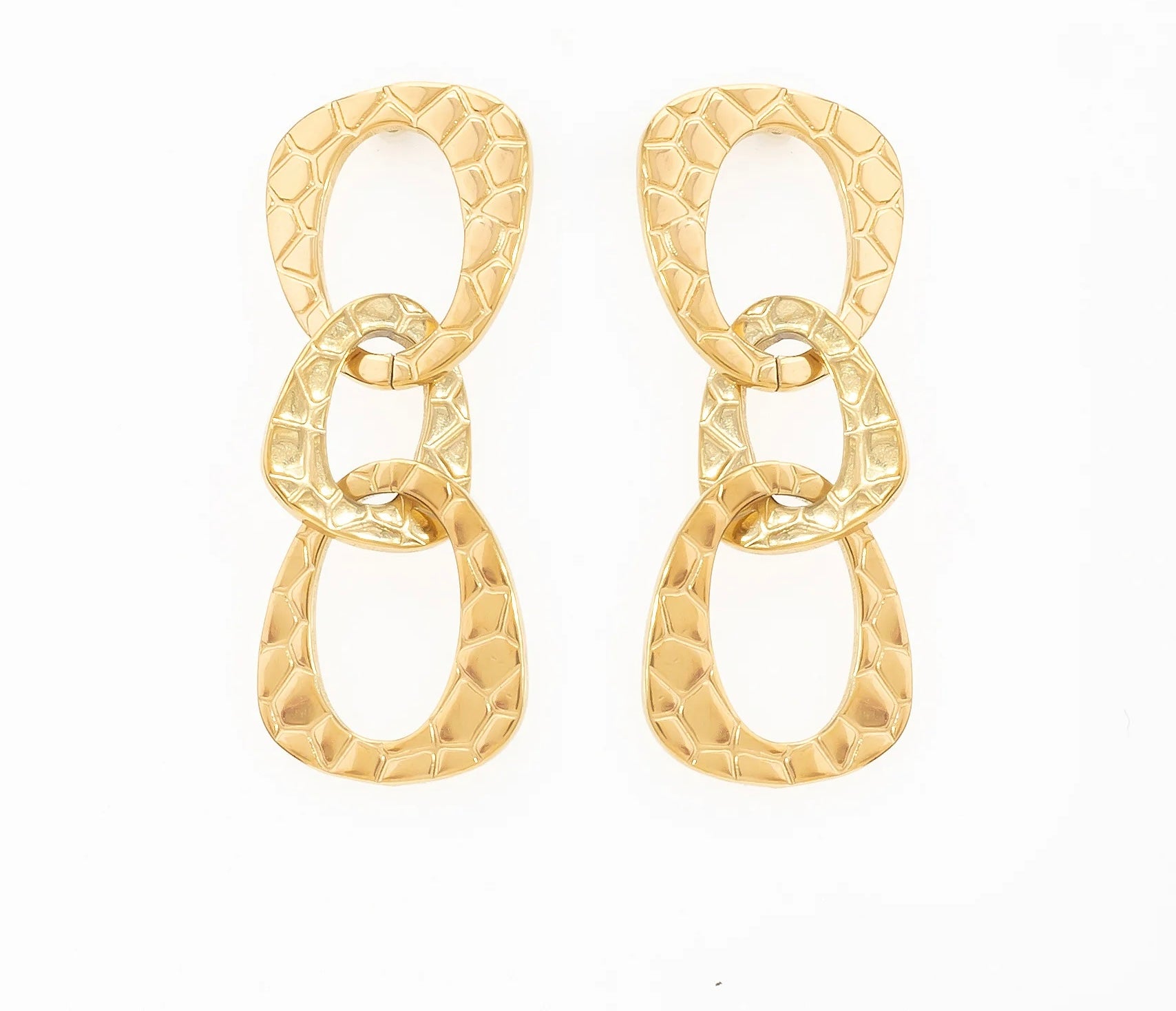 Ces boucles d'oreilles martelé, en acier inoxydable et plaqué or, sont parfaites pour un look affirmé ! Avec leurs trois maillons entrelacés, elles apportent une touche de glamour à n’importe quelle tenue. Que ce soit pour une soirée ou pour un look quotidien, ces boucles d'oreilles deviendront ton accessoire signature.