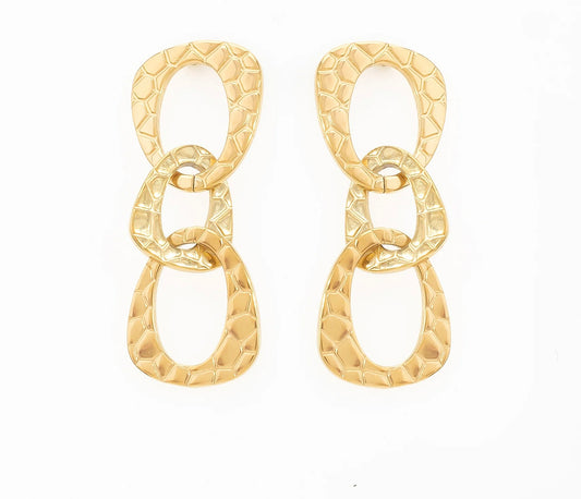 Ces boucles d'oreilles martelé, en acier inoxydable et plaqué or, sont parfaites pour un look affirmé ! Avec leurs trois maillons entrelacés, elles apportent une touche de glamour à n’importe quelle tenue. Que ce soit pour une soirée ou pour un look quotidien, ces boucles d'oreilles deviendront ton accessoire signature.