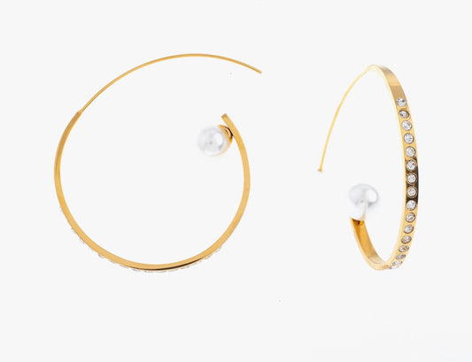 Craque pour ces boucles d'oreilles créoles revisitées, en acier inoxydable et plaqué or. Ces anneaux ouverts en métal sont ornés de strass de plusieurs couleurs sur l’une de leurs faces. À l'extrémité, une perle blanche semble flotter. Légères et faciles à porter, ces boucles sont idéales pour rehausser un look de jour comme de nuit.

