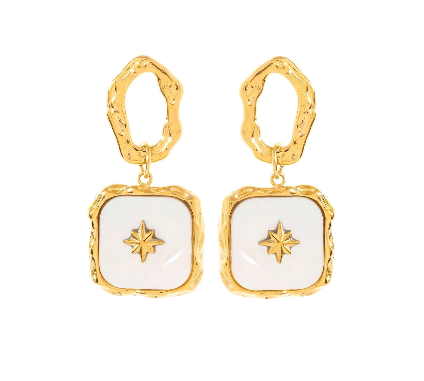 Succombe au charme de ces boucles d'oreilles, en acier inoxydable et plaqué or. Ces boucles affichent une structure irrégulière et organique qui ajoute une touche artistique à ton look. Le pendentif carré, orné d’un blanc nacré, est sublimé par un motif étoilé doré en son centre. Leur design unique fera de ce bijou une pièce maîtresse de ta collection.