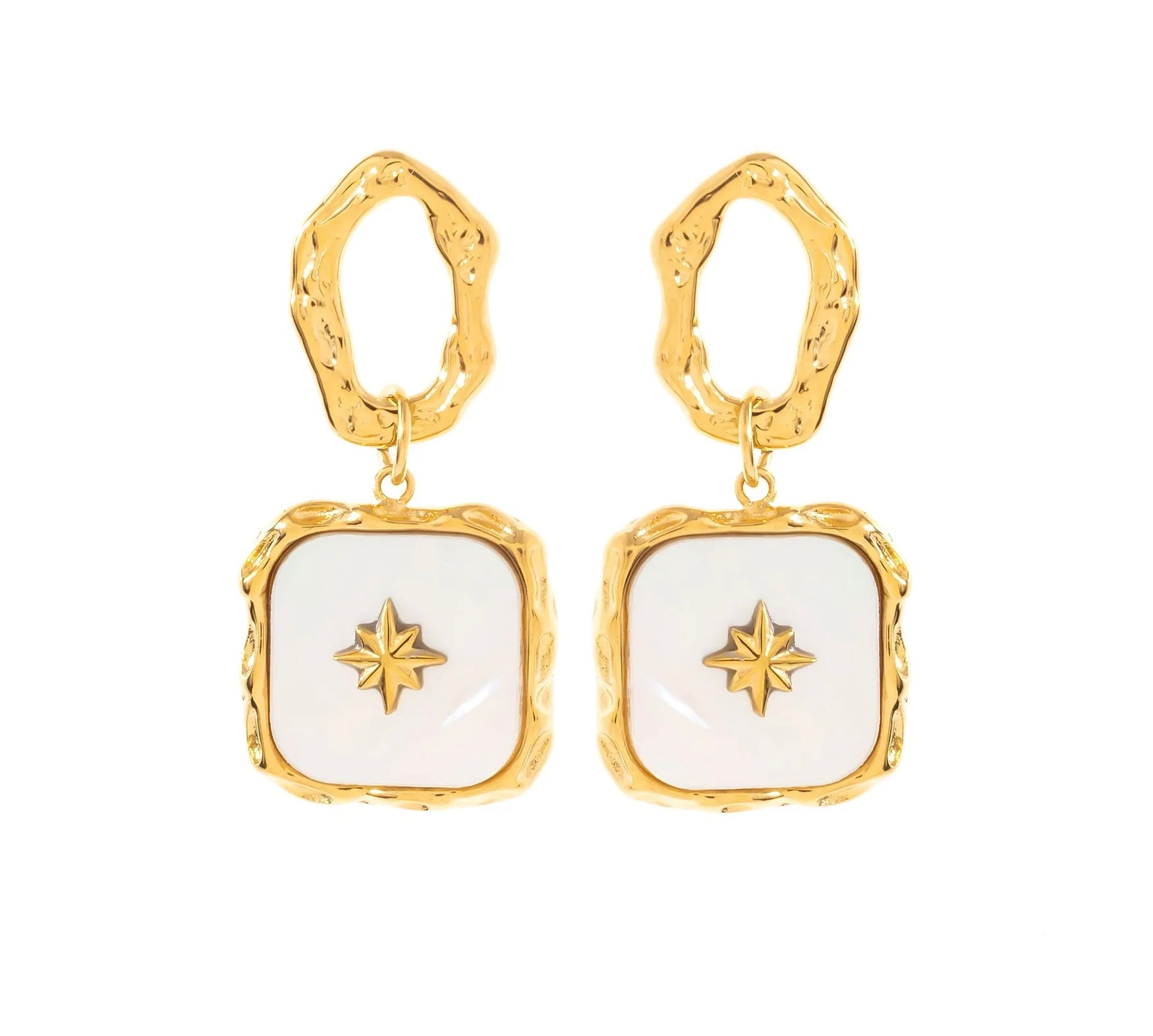 Succombe au charme de ces boucles d'oreilles, en acier inoxydable et plaqué or. Ces boucles affichent une structure irrégulière et organique qui ajoute une touche artistique à ton look. Le pendentif carré, orné d’un blanc nacré, est sublimé par un motif étoilé doré en son centre. Leur design unique fera de ce bijou une pièce maîtresse de ta collection.