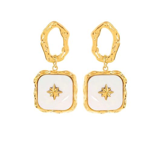 Succombe au charme de ces boucles d'oreilles, en acier inoxydable et plaqué or. Ces boucles affichent une structure irrégulière et organique qui ajoute une touche artistique à ton look. Le pendentif carré, orné d’un blanc nacré, est sublimé par un motif étoilé doré en son centre. Leur design unique fera de ce bijou une pièce maîtresse de ta collection.