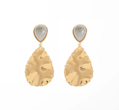 Succombe au charme de ces boucles d'oreilles, en acier inoxydable et plaqué or. Chaque boucle est composée d'une pierre naturelle de labradorite en forme de goutte, apportant une touche d'élégance à ton look. Le pendentif, quant à lui, est en forme de goutte texturée, rappelant une feuille délicatement sculptée. Affirme ton style avec cette pièce incontournable qui allie modernité et élégance intemporelle.