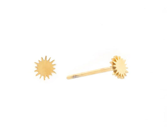 Laisse-toi séduire par ces boucles d'oreilles puces, en acier inoxydable et plaqué or, au design solaire. Ces petites merveilles en forme de soleil apportent une touche de lumière. Leur simplicité en fait des indispensables, à porter seuls pour un look minimaliste ou en accumulation pour un style tendance. Rayonne en arborant ces bijoux solaires!