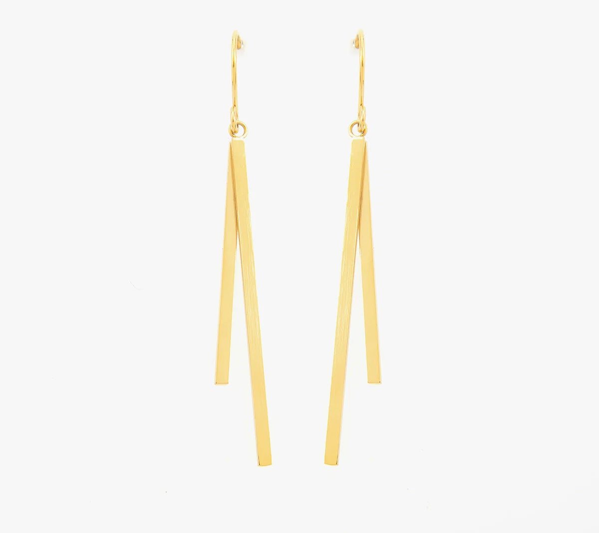 Craque pour ces superbes boucles d'oreilles pendantes, en acier inoxydable et plaqué or ! Avec leur design épuré et minimaliste, elles apportent la touche chic, parfaite, à ton look. Composées de deux barres fines et longues suspendues de manière simple et élégante. Leur légèreté te garantit un confort maximal tout au long de la journée ou de la soirée.