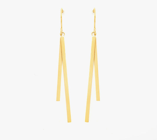 Craque pour ces superbes boucles d'oreilles pendantes, en acier inoxydable et plaqué or ! Avec leur design épuré et minimaliste, elles apportent la touche chic, parfaite, à ton look. Composées de deux barres fines et longues suspendues de manière simple et élégante. Leur légèreté te garantit un confort maximal tout au long de la journée ou de la soirée.