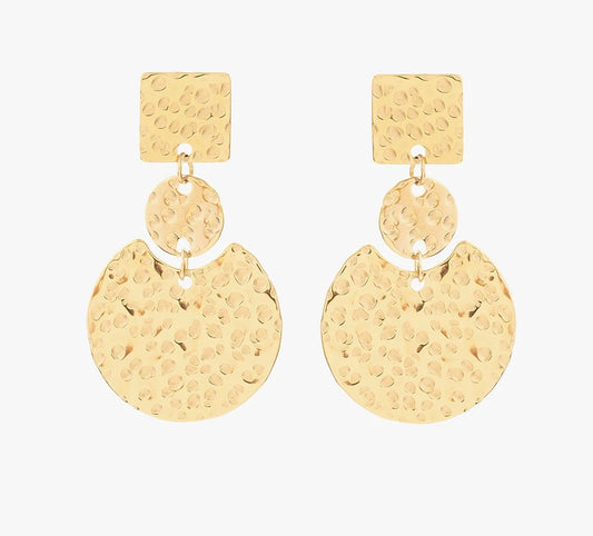 Ajoute une touche d'originalité à ton look avec ces sublimes boucles d'oreilles martelé, en acier inoxydable et plaqué or. Ces boucles d’oreilles sont audacieuses, idéales pour celles qui aiment se démarquer. Leur design multi-formes, composé d’un carré, d’un petit cercle et d’un grand disque, crée un jeu de géométrie. Chaque élément est martelé, offrant une texture irrégulière et organique. Légères et confortables, elles s’adapteront à ton quotidien.