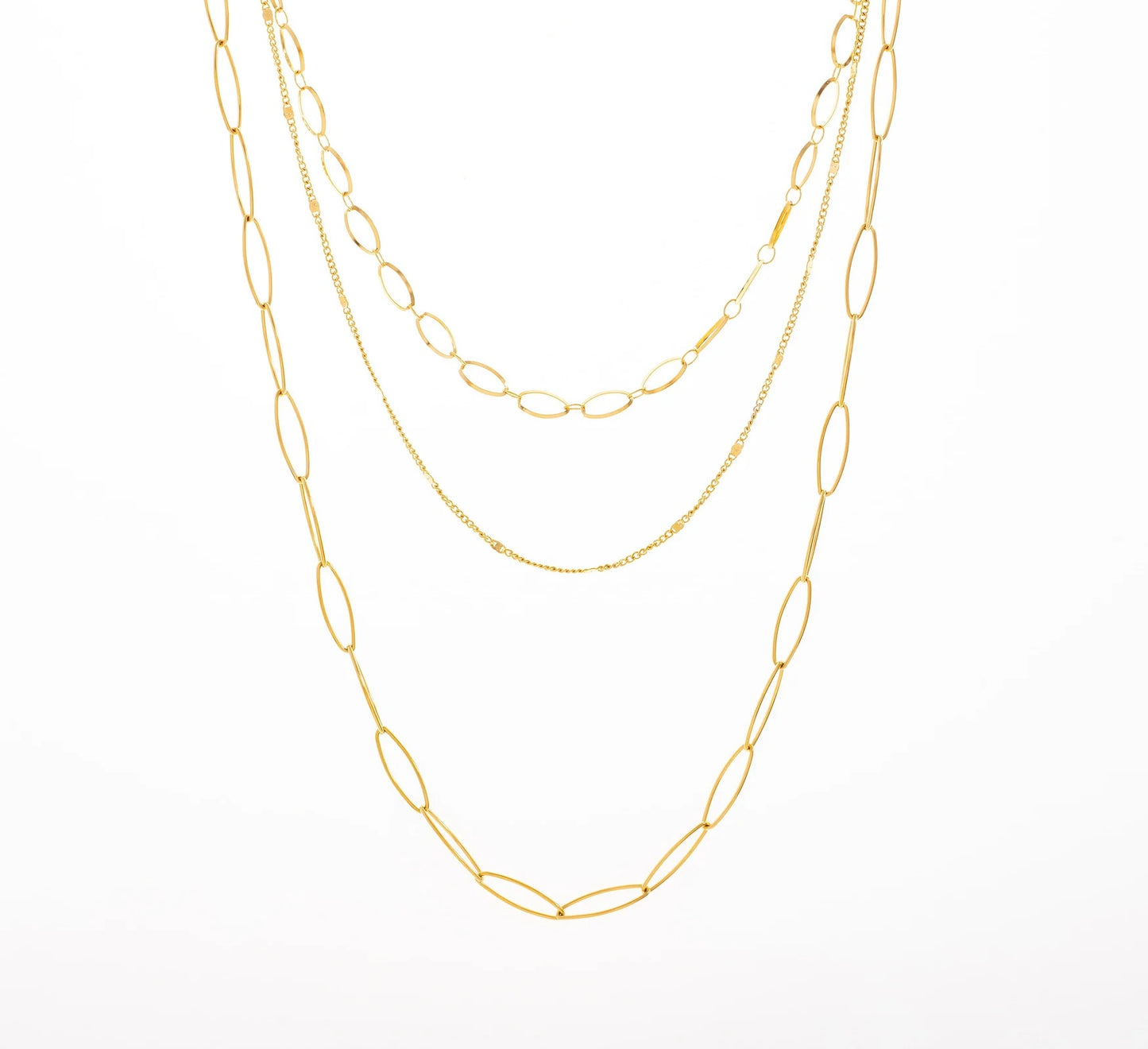 Craque pour ce collier multi-chaînes, en acier inoxydable et plaqué or, qui allie finesse et style ! Ce bijou unique se compose de trois types de chaînes ultra tendance : 1 Chaîne Forçat : fine et délicate, elle apporte une touche d'élégance discrète. 2 Chaîne Maille Jaseron : avec ses maillons ronds et réguliers, elle ajoute une dimension de douceur. 3 Chaîne Maille Rectangle Allongée  : grande et audacieuse, elle joue avec les proportions pour un effet visuel captivant.