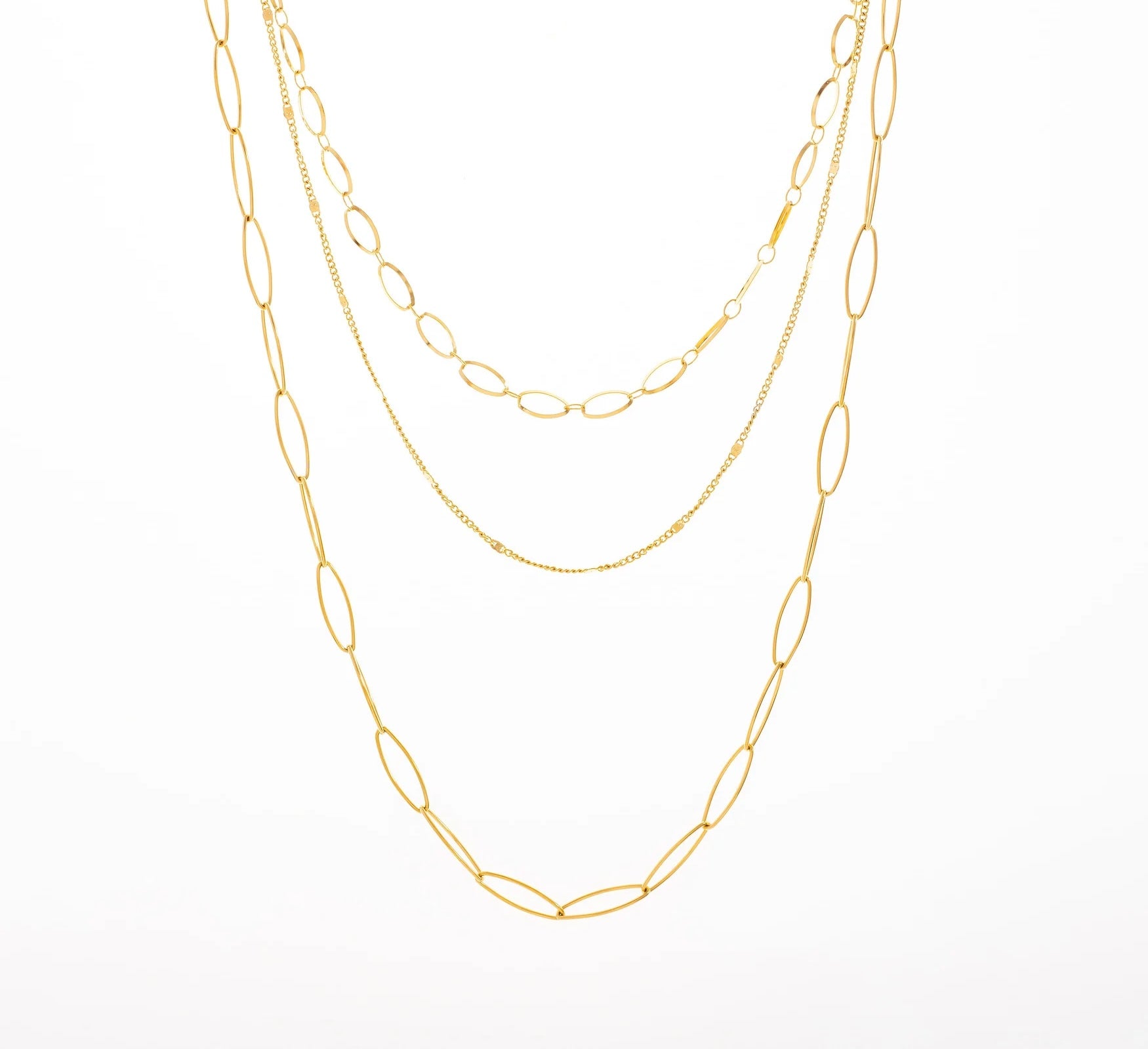 Craque pour ce collier multi-chaînes, en acier inoxydable et plaqué or, qui allie finesse et style ! Ce bijou unique se compose de trois types de chaînes ultra tendance : 1 Chaîne Forçat : fine et délicate, elle apporte une touche d'élégance discrète. 2 Chaîne Maille Jaseron : avec ses maillons ronds et réguliers, elle ajoute une dimension de douceur. 3 Chaîne Maille Rectangle Allongée  : grande et audacieuse, elle joue avec les proportions pour un effet visuel captivant.