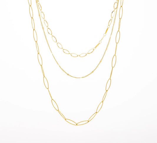 Craque pour ce collier multi-chaînes, en acier inoxydable et plaqué or, qui allie finesse et style ! Ce bijou unique se compose de trois types de chaînes ultra tendance : 1 Chaîne Forçat : fine et délicate, elle apporte une touche d'élégance discrète. 2 Chaîne Maille Jaseron : avec ses maillons ronds et réguliers, elle ajoute une dimension de douceur. 3 Chaîne Maille Rectangle Allongée  : grande et audacieuse, elle joue avec les proportions pour un effet visuel captivant.