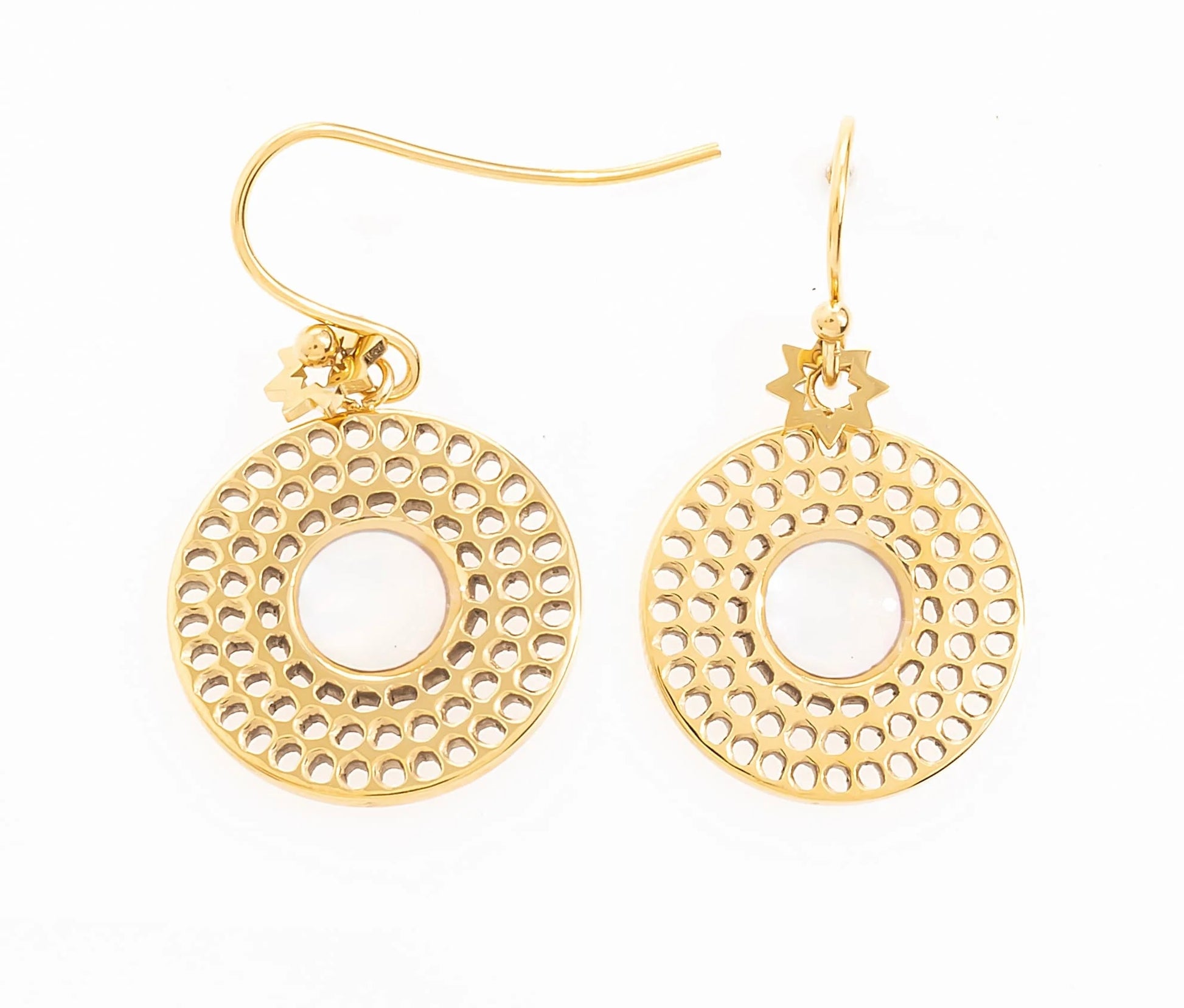 Ces boucles d’oreilles en forme de cercle ajouré, en acier inoxydable et plaqué or, sont le parfait mélange de chic et de modernité. Leur design graphique, avec des cercles délicatement gravés et un centre nacré, capte la lumière. Le petit détail en étoile au-dessus apporte une touche unique. Idéales pour les femmes qui aiment se distinguer avec un bijou tendance et raffiné.