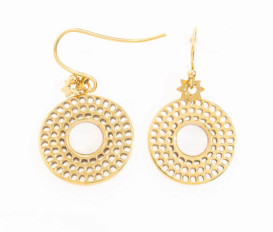 Ces boucles d’oreilles en forme de cercle ajouré, en acier inoxydable et plaqué or, sont le parfait mélange de chic et de modernité. Leur design graphique, avec des cercles délicatement gravés et un centre nacré, capte la lumière. Le petit détail en étoile au-dessus apporte une touche unique. Idéales pour les femmes qui aiment se distinguer avec un bijou tendance et raffiné.