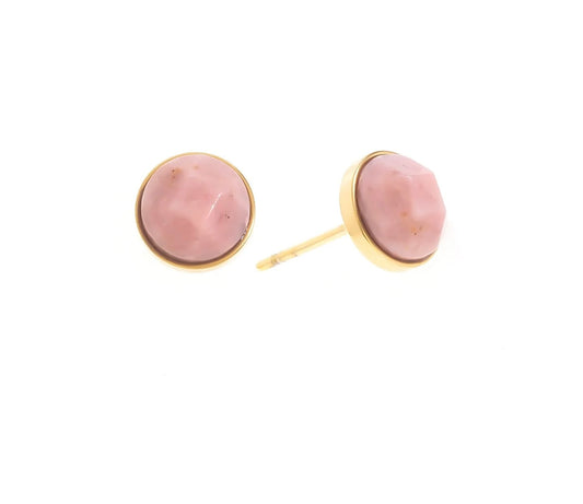 Ajoute une touche colorée avec ces boucles d'oreilles puce, en acier inoxydable,disponibles en trois pierres naturelles : rhodochrosite, quartz blanc et pierre de Tianhe. Chaque pierre, taillée en cabochon facetté, est nichée dans un cercle doré qui sublime ses nuances. La rhodochrosite séduit par son rose tendre, idéal pour une allure féminine et douce. Le quartz blanc, pur et lumineux, apporte une touche de minimalisme chic, tandis que la pierre de Tianhe, avec ses reflets bleu-vert, invite à l'évasion. 