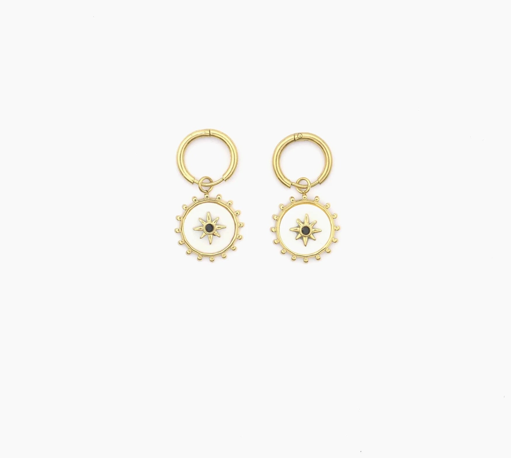 Découvre ces boucles d'oreilles lumineuse, en acier inoxydable et plaqué or. Chaque boucle d'oreille se compose d'un anneau, agrémenté d'un pendentif circulaire blanc nacré orné d'une étoile à huit branches. Le contour du cercle est subtilement décoré de petites perles. Laisse-toi séduire par ces bijoux parfaits pour une femme raffinée.