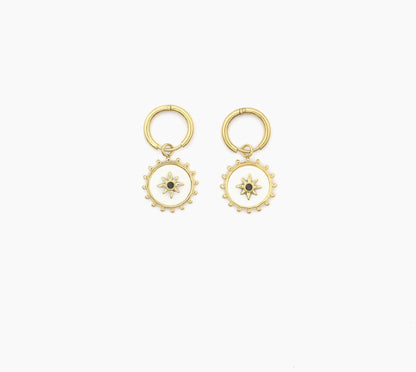 Découvre ces boucles d'oreilles lumineuse, en acier inoxydable et plaqué or. Chaque boucle d'oreille se compose d'un anneau, agrémenté d'un pendentif circulaire blanc nacré orné d'une étoile à huit branches. Le contour du cercle est subtilement décoré de petites perles. Laisse-toi séduire par ces bijoux parfaits pour une femme raffinée.