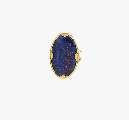 Découvre cette grosse bague fine et délicate, en acier inoxydable et plaqué or, au centre un grand ovale en plaqué or, avec une pierre semi-précieuse de lapis lazuli en son cœur. L'anneau, ouvert à l’arrière, est réglable pour s'ajuster parfaitement à ton doigt. Sa structure ajourée crée l’illusion de deux fines lignes en plaqué or de chaque côté qui maintiennent élégamment la bague. Un design audacieux et raffiné qui allie luxe et modernité.