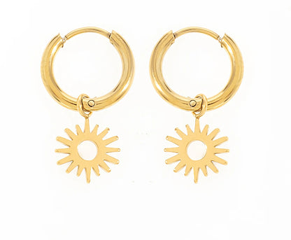 Ces boucles d'oreilles, en acier inoxydable et plaqué or,sont un véritable must-have pour sublimer ton look. Avec leur design minimaliste et chic, elles s’adaptent à toutes les occasions. Leur forme créole classique est modernisée par un pendentif en forme de soleil. Leur fermeture facile à clipper te permet de les mettre rapidement tout en assurant une tenue optimale. Avec ces boucles d’oreilles, tu affirmes ton style avec élégance. Porte-les seules ou associe-les à d'autres bijoux pour un look audacieux.