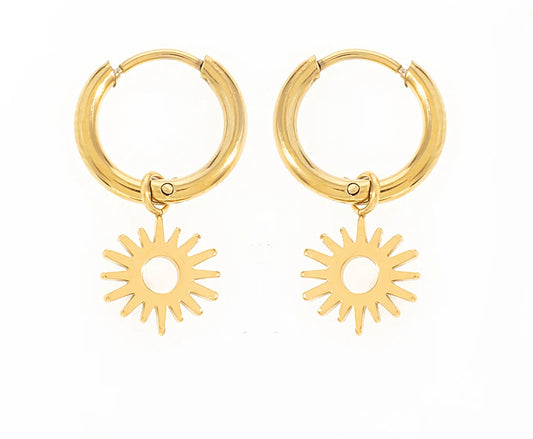 Ces boucles d'oreilles, en acier inoxydable et plaqué or,sont un véritable must-have pour sublimer ton look. Avec leur design minimaliste et chic, elles s’adaptent à toutes les occasions. Leur forme créole classique est modernisée par un pendentif en forme de soleil. Leur fermeture facile à clipper te permet de les mettre rapidement tout en assurant une tenue optimale. Avec ces boucles d’oreilles, tu affirmes ton style avec élégance. Porte-les seules ou associe-les à d'autres bijoux pour un look audacieux.