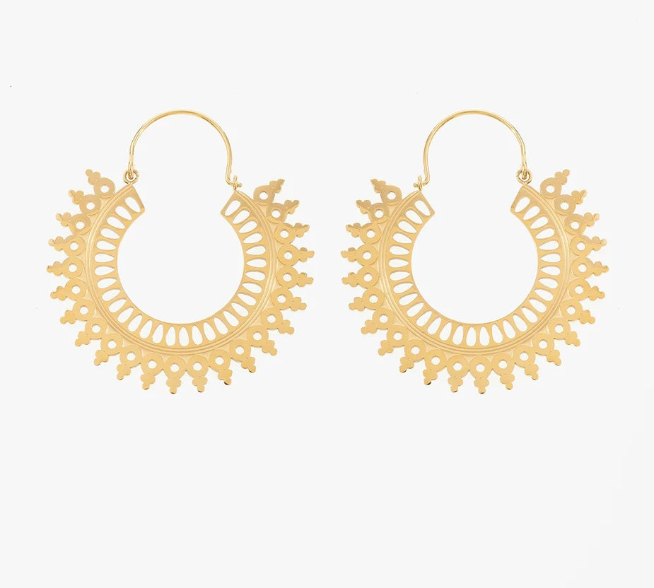 Laisse-toi séduire par ces boucles d'oreilles, en acier inoxydable et plaqué or, au design inspiré des motifs ethniques. Ces créoles revisitées sont le parfait mélange entre tradition et modernité. Ces boucles d'oreilles adoptent une forme de demi-cercle ornée d’un motif délicatement ajouré. Le contour est finement travaillé avec des détails géométriques et floraux. Leur fermeture sécurisée en crochet assure non seulement un maintien parfait. N'attends plus pour les adopter !

