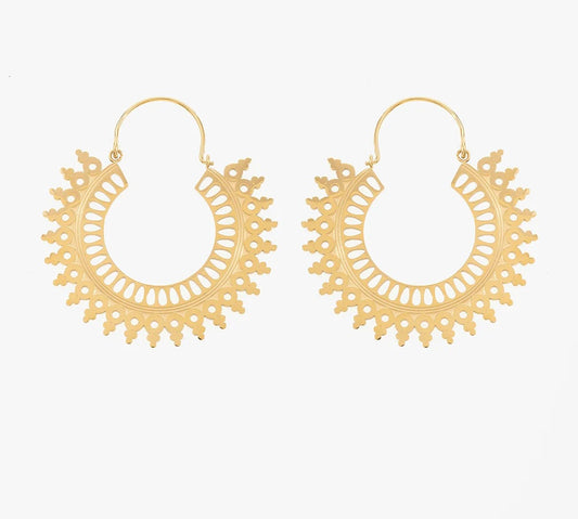 Laisse-toi séduire par ces boucles d'oreilles, en acier inoxydable et plaqué or, au design inspiré des motifs ethniques. Ces créoles revisitées sont le parfait mélange entre tradition et modernité. Ces boucles d'oreilles adoptent une forme de demi-cercle ornée d’un motif délicatement ajouré. Le contour est finement travaillé avec des détails géométriques et floraux. Leur fermeture sécurisée en crochet assure non seulement un maintien parfait. N'attends plus pour les adopter !

